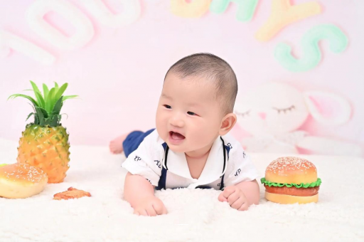龙口宝宝在妈妈肚子里
